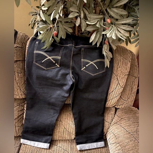 ❤️ 2 / $30 ❤️Reitmans Jeans Capri in dark wash Size 9. Two front & back pockets. - Picture 2 of 8